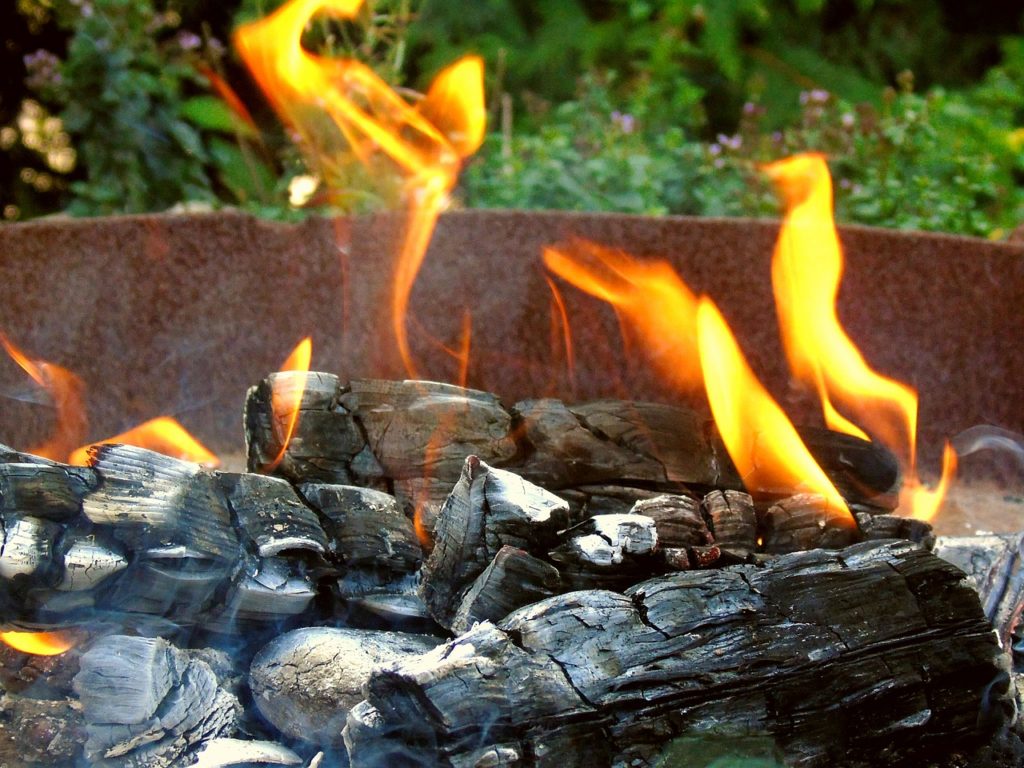 Feuerschale noch im Hellen